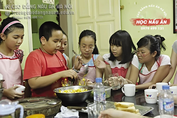 lớp học l&agrave;m b&aacute;nh cho trẻ em ở h&agrave; nội