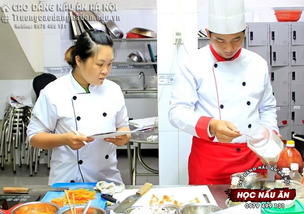 Kh&oacute;a học nấu ăn mở nh&agrave; h&agrave;ng