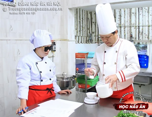 học nấu ăn nh&agrave; h&agrave;ng