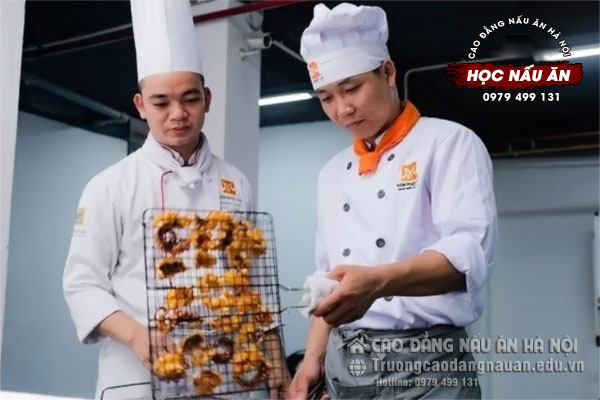 lớp học nấu m&oacute;n ốc mở qu&aacute;n